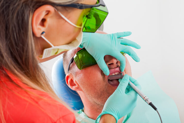 dentysta korzystający z lasera dentystycznego