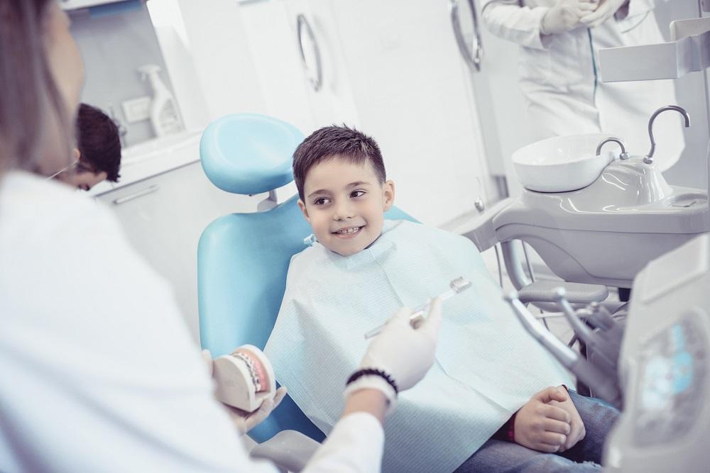 dziecko na fotelu dentystycznym