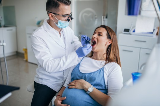 kobieta w ciąży u dentysty