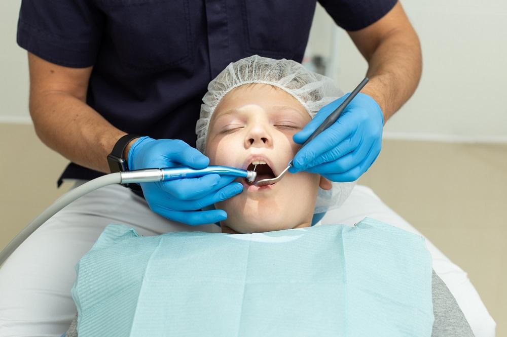 dentysta borujący w zębie