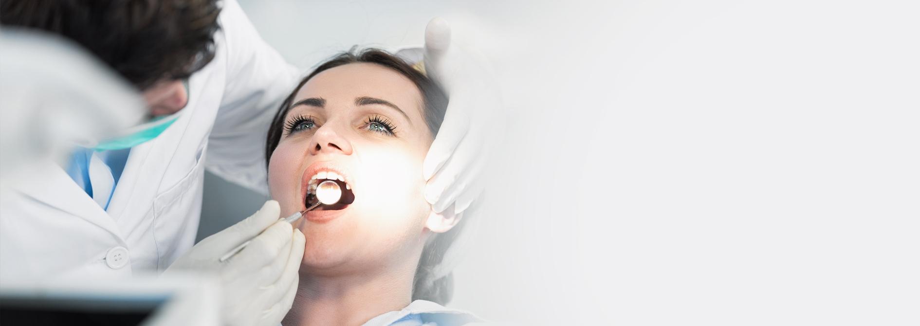 oglądanie uzębienia lusterkiem - Slajd #4 - Dental s.c.