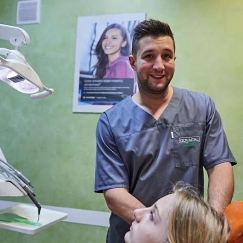 uśmiechnięty dentysta z pacjentką